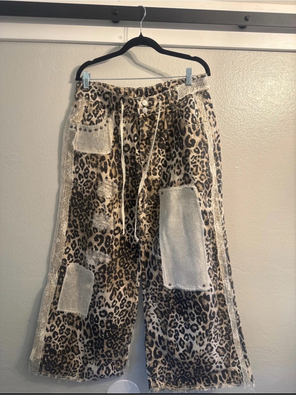 POL Leopard-Print Wide-Leg Jeans in Beige and Black